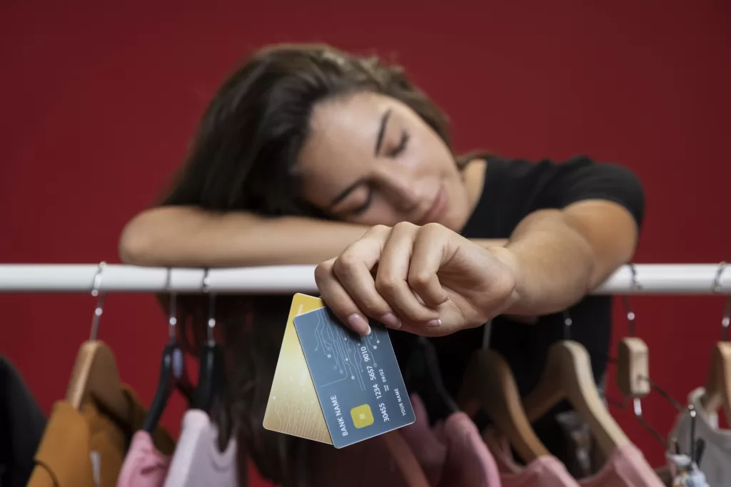 mulher estar cansada depois de fazer compras